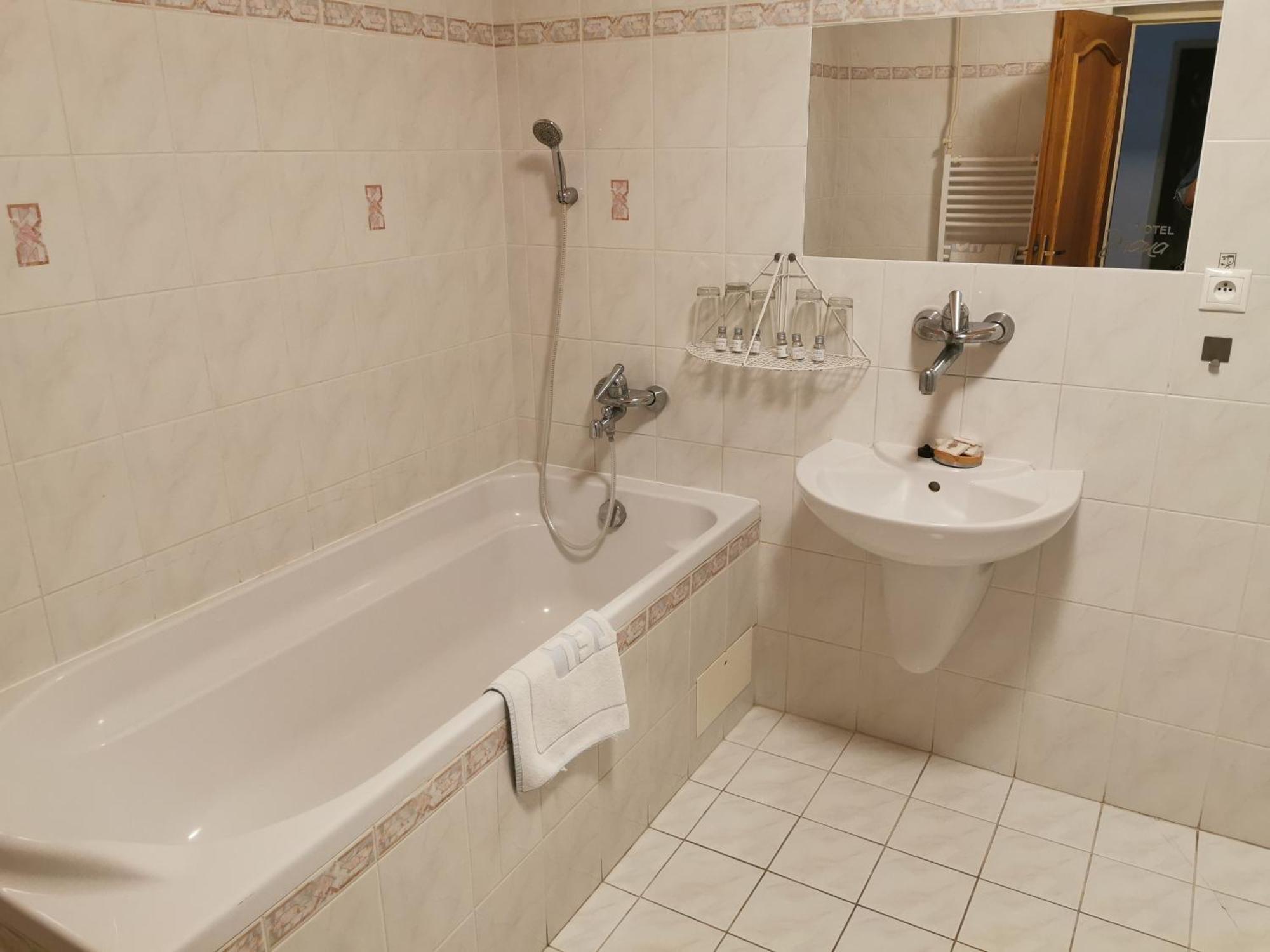 Hotel Diana Nové Mesto nad Váhom Zimmer foto