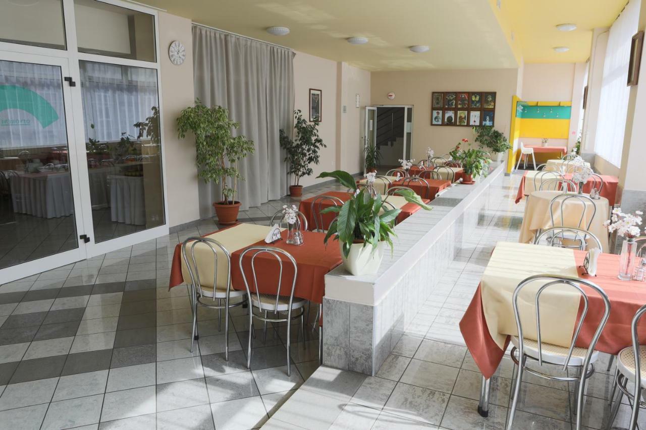Hotel Diana Nové Mesto nad Váhom Exterior foto