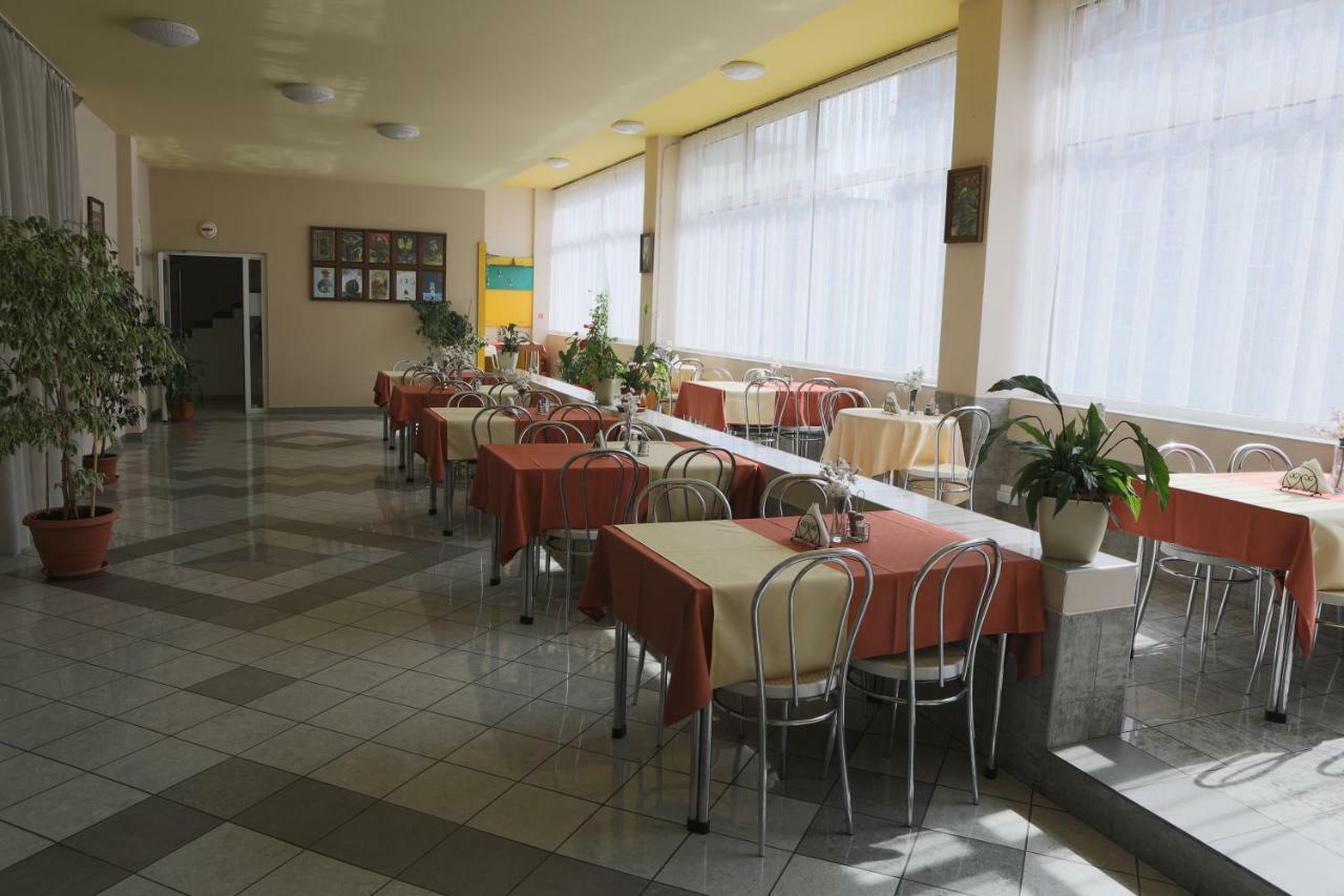 Hotel Diana Nové Mesto nad Váhom Exterior foto
